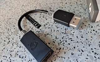 DisplayPort (uros) to HDMI Out Adapteri Kaapeli