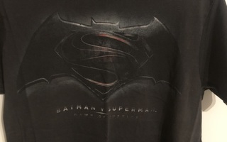 T-paita: Batman vs. Superman.