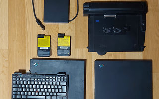 IBM ThinkPad 600E (2 kpl), telakka, 2 lisäakkua, korppuasema