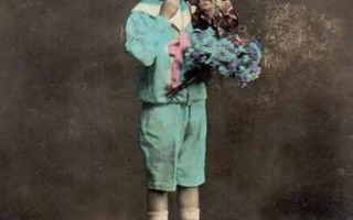 LAPSI / Runollinen poika virran rannalla ja kukkia. 1900-l.