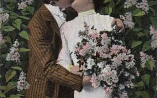 HÄÄT / Mies suutelee morsiantaan sireenipensaikossa. 1900-l.