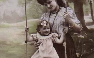 PERHEIDYLLI / Ihana pieni tyttö, äiti ja riippukeinu 1900-l.