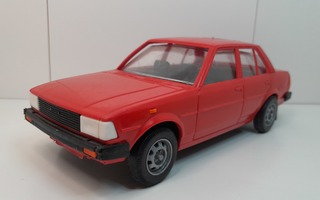 Toyota Corolla DX punainen muoviauto 03135 -Nyrhinen Finland