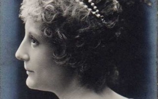 NAINEN / Rosa Poppe: näyttelijä helmipanta hiuksilla 1900-l.