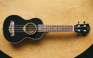 Sopraano Ukulele 4-kielinen upean musta kuusipuinen ukulele