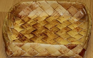 Vanha tuohesta tehty leipäkori
