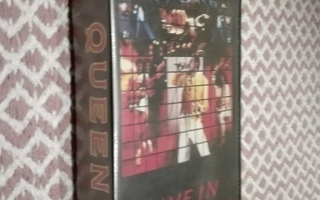 Queen live in Budapest  ( VHS )