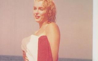 Marilyn Monroe rannalla      p100