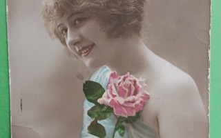 Nuori leidi ruusu kädessään, vanha väripk, p. 1919