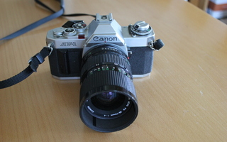 Canon AV-1 sekä 35-70 mm objektiivi