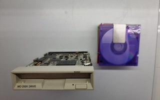 Fujitsu MO-asema SCSI ja viisi tyhjää 640 MB levyä