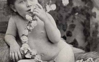 LAPSI / Alaston tyttö taljan päällä - ruusuköynnös. 1900-l.
