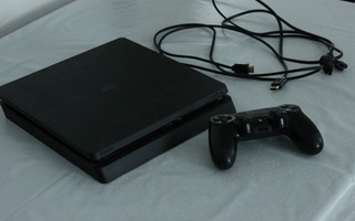 Playstation 4 Slim (500GB)