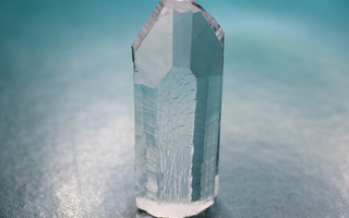 Synteettinen vuorikristalli kide 152 ct / 52 x 21 x 20 mm