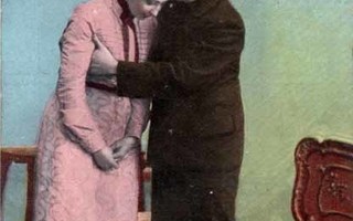 RAKKAUS / Miehen kädet naisen uumalla salongissa. 1900-l.
