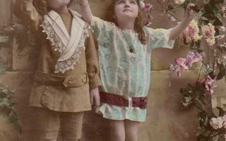 LAPSI / Tyttö ja poika romanttisten kukkaoksien alla 1900-l.