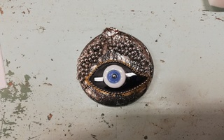 Paha silmä (lasi/metalli)