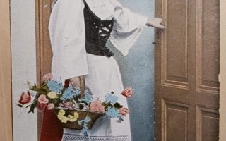 Leidi kansanpuvussa kukkien kanssa ovella, p. 1908