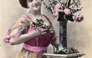 NAINEN / Kaunis tyttö, kukkapöytä ja kukkia maljassa 1900-l.