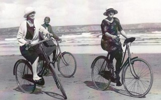Kolme naista rannalla pyöräilemässä
