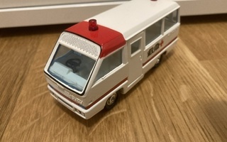 Isuzu ambulanssi pienoismalli. Made in Japan. Tomica Dandy