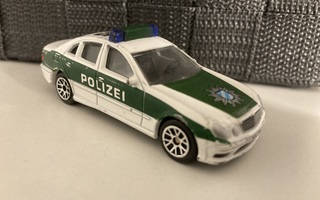 Mercedes-Benz E Poliisi 1/64 pienoismalli