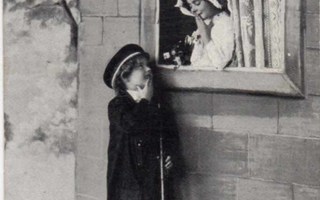 LAPSI / Ihastunut pikku mies tytön ikkunan alla. 1910-l.