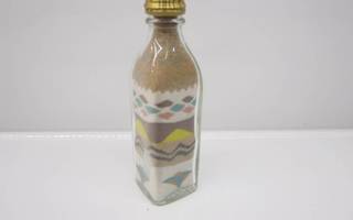 Vintage , pieni pullo täynnä eri väristä hiekkaa