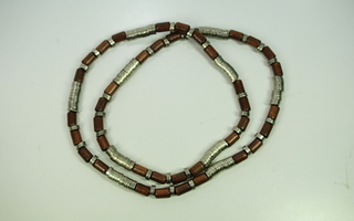 Aarikka ruskeat helmet, pituus n. 65 cm