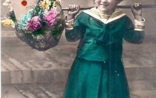 LAPSI / Pieni tyttö vihreässä silkkimekossa. 1900-l.