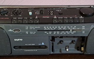 Sanyo radio/tuplapesäinen C-kasettisoitin