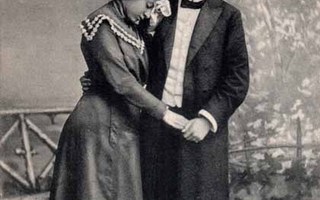 RAKKAUS / Mies lohduttaa kiharahiuksista tyttöä. 1900-l.