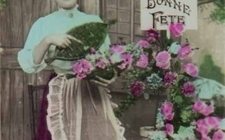 NAINEN / Nuori nainen ulko-ovella - ruusuköynnös. 1900-l.