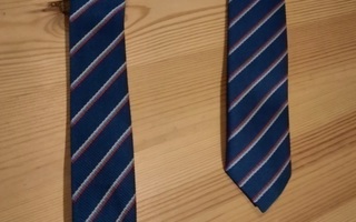 Raidallinen kravatti pojalle
