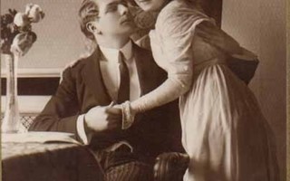 RAKKAUS / Nätti tyttö miehen hyväiltävänä. 1900-l.
