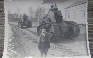 RENAULT FT-17.....kaksi tankkia tiellä, vanha valokuva.