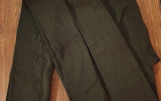 Kahdet mustat lämpöiset leggingsit, koko 140/146 cm