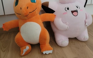 Pokemon Clefairy ja Charmander isot pehmolelut