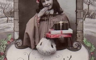 LAPSI / Viittaan pukeutunut tyttö lahjapino käsissä. 1900-l.
