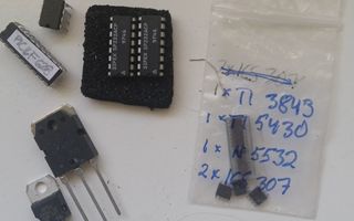 Mikropiirejä ja pari transistoria
