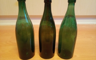 Kolme Vihreää lasipulloa (pullokolmio)