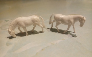 Kaksi valkoista hevosta