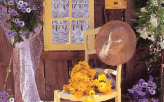 Tuoli, keltaiset kukat, pitsiverhot ikkunassa (taittokortti)