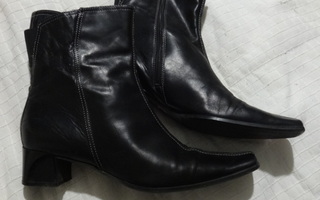 Mustat nahkaiset naisten kengät, 42
