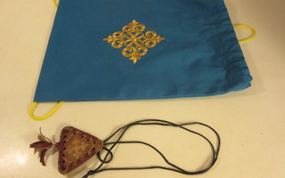 Kazakstanilainen laukku ja nahkainen koru