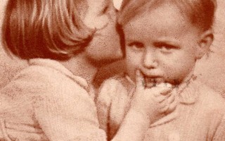 LAPSI / Tyttö kuiskaa pikkupojan korvaan. 1930-l.