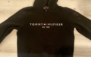 Tommy Hilfiger huppari (nuorten M)  maalitahroja