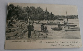 Helsinki, Pukkisaari, purjehtijoita rannalla, mv pk, p. 1912