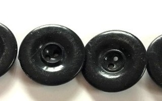 Musta kohoreunainen nappi erä 23 mm