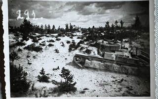 Valokuva suomalaisten panssarivaunu / tankki